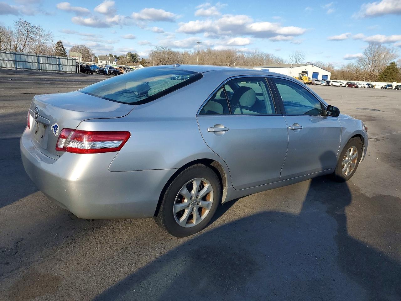 2011 TOYOTA CAMRY BASE photo 3