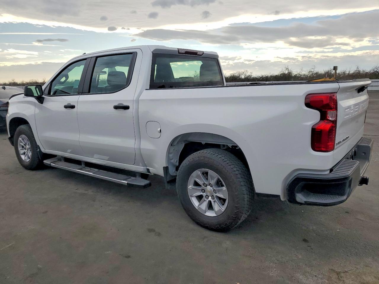 2024 CHEVROLET SILVERADO C1500 photo 2
