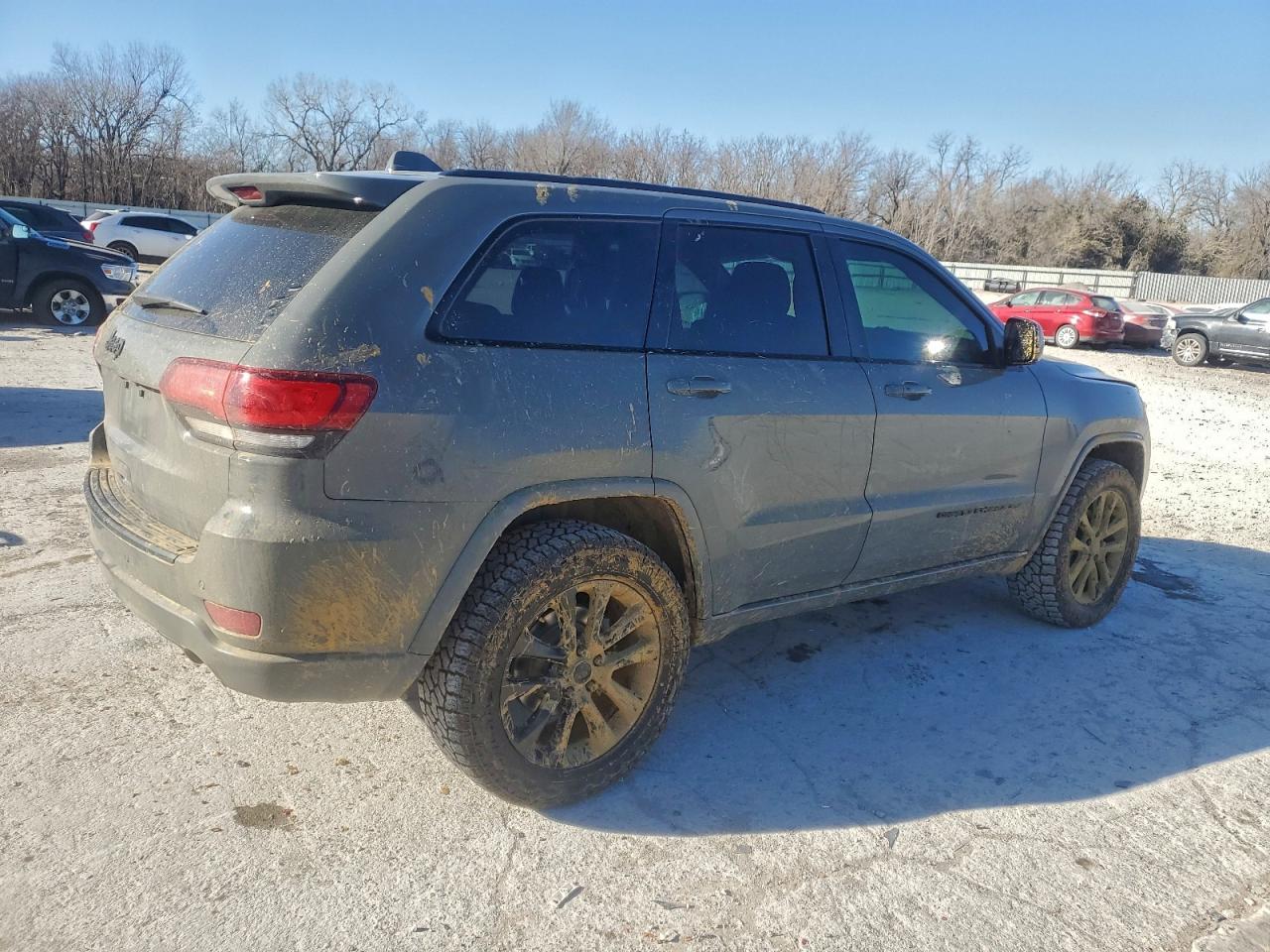 2020 JEEP GRAND CHEROKEE LAREDO photo 3