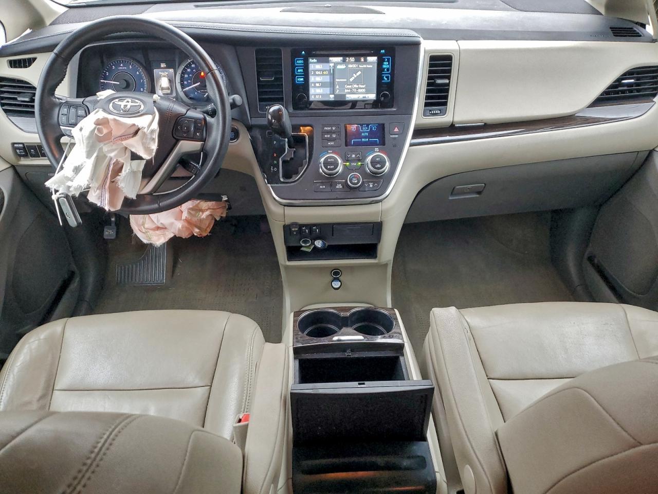 2017 TOYOTA SIENNA XLE photo 8