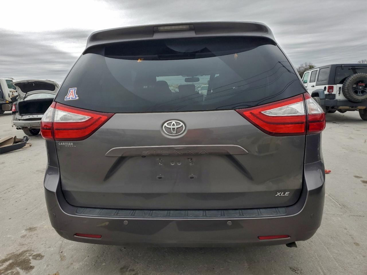 2017 TOYOTA SIENNA XLE photo 6