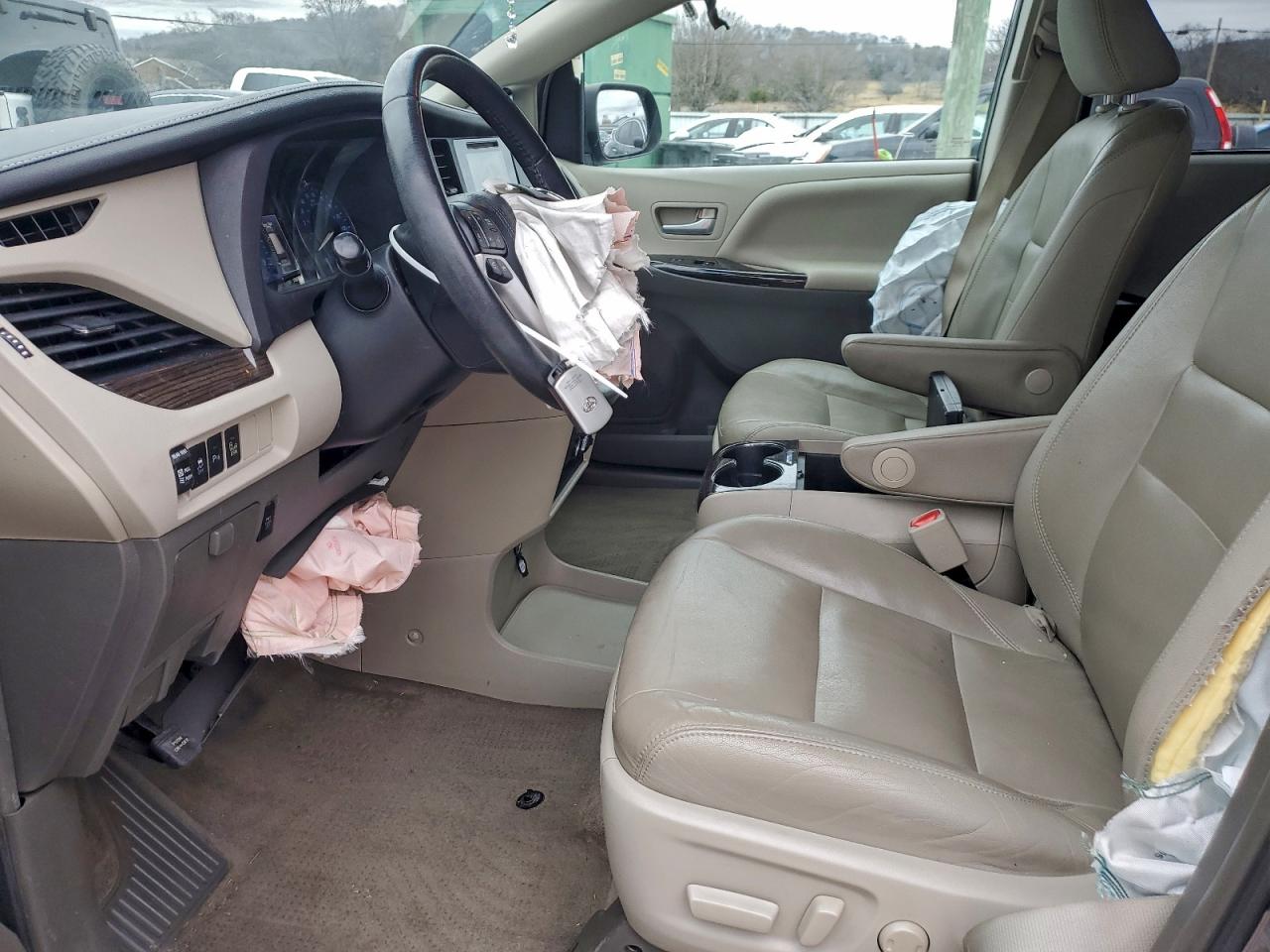 2017 TOYOTA SIENNA XLE photo 7