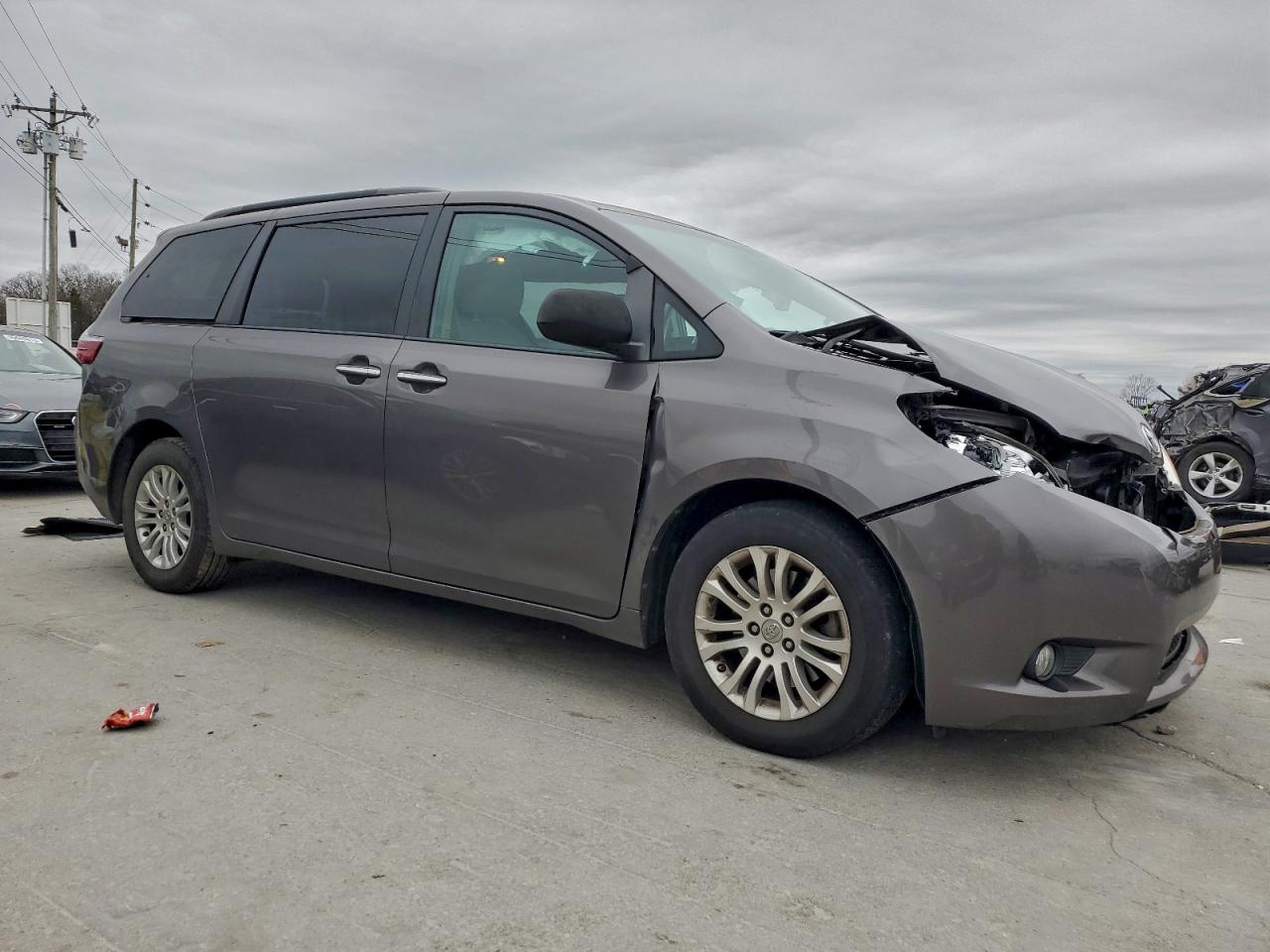 2017 TOYOTA SIENNA XLE photo 4