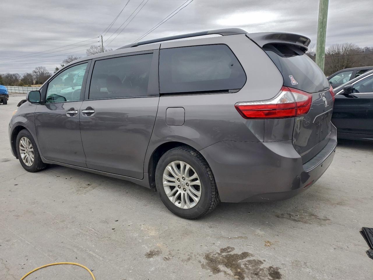 2017 TOYOTA SIENNA XLE photo 2