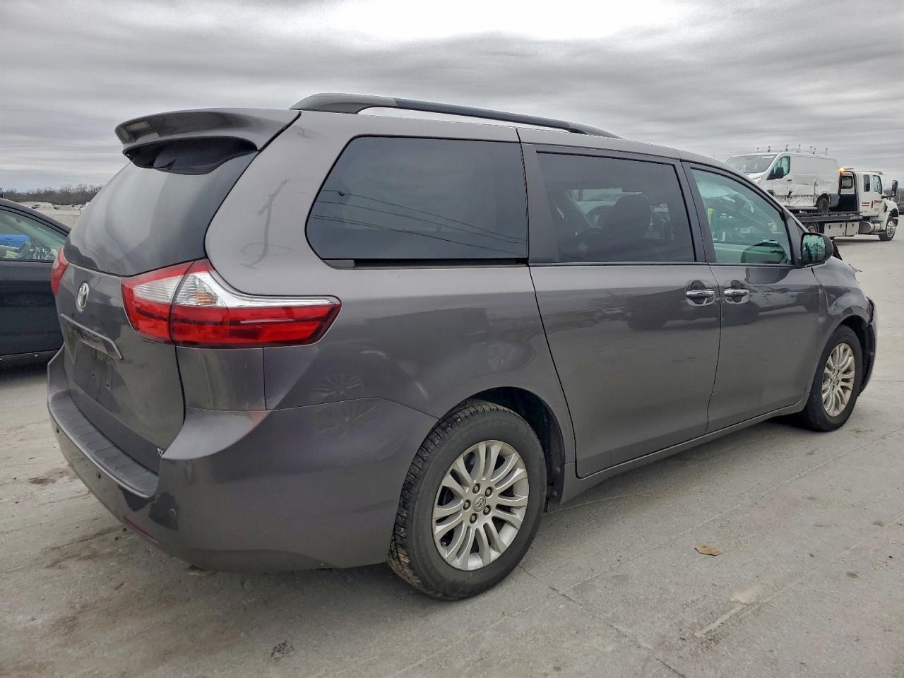 2017 TOYOTA SIENNA XLE photo 3