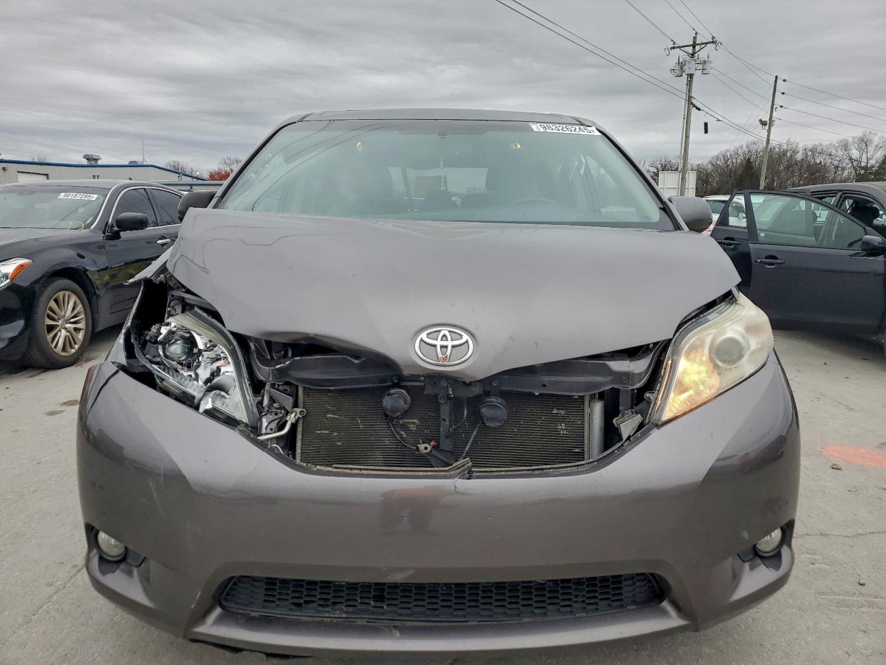 2017 TOYOTA SIENNA XLE photo 5