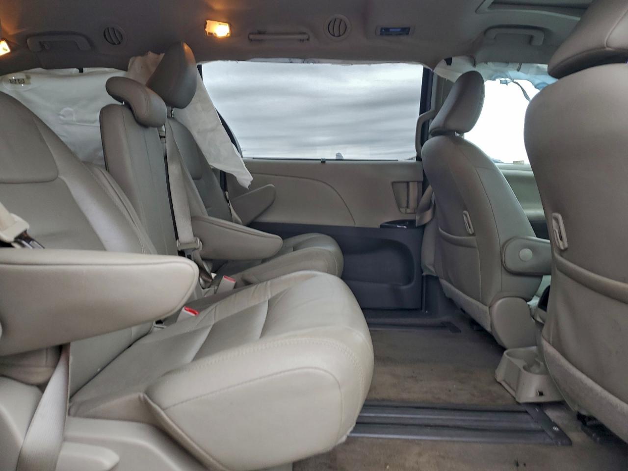 2017 TOYOTA SIENNA XLE photo 11
