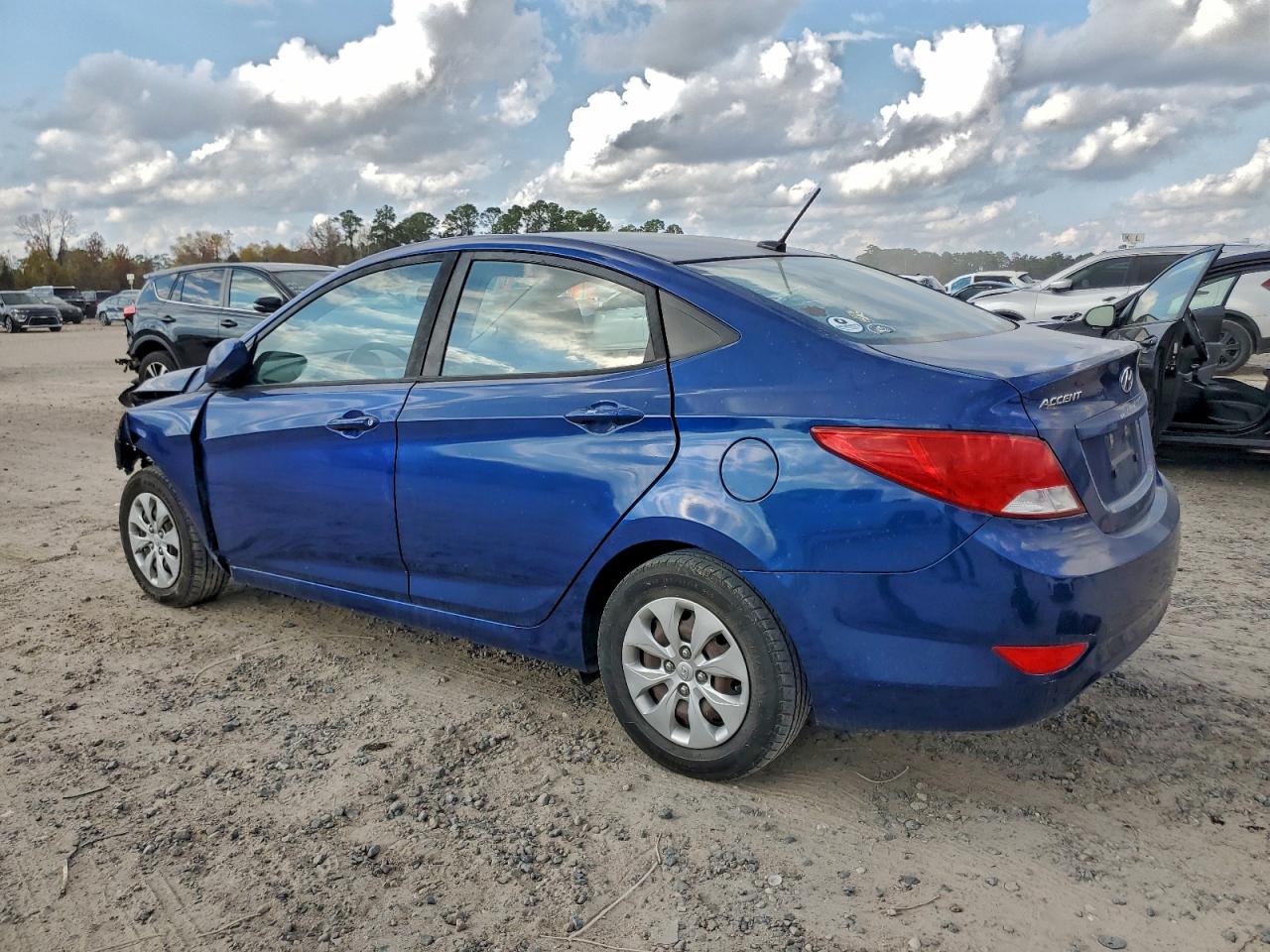 2017 HYUNDAI ACCENT SE photo 2