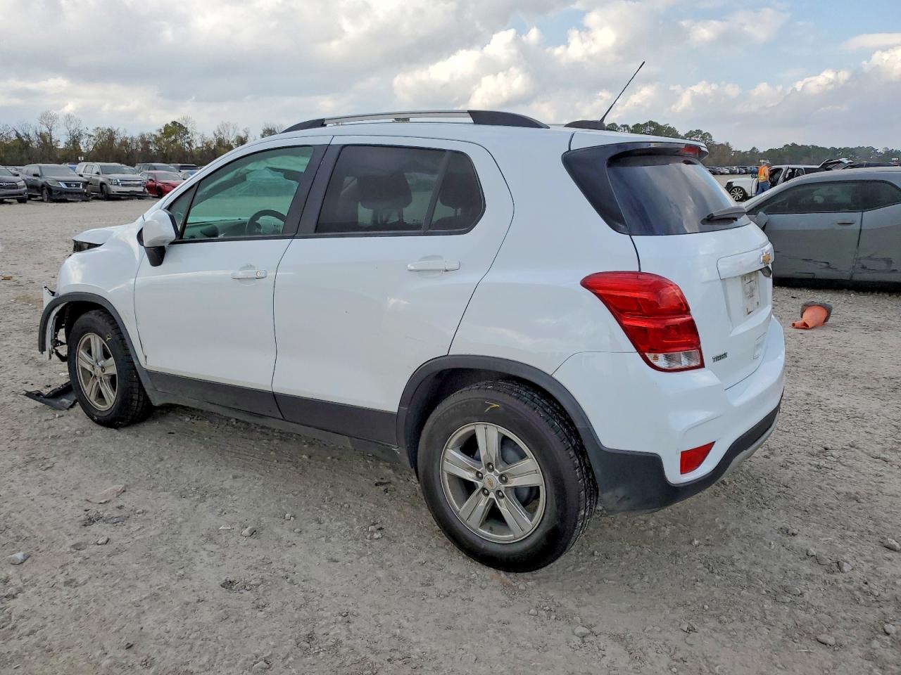 2021 CHEVROLET TRAX 1LT photo 2