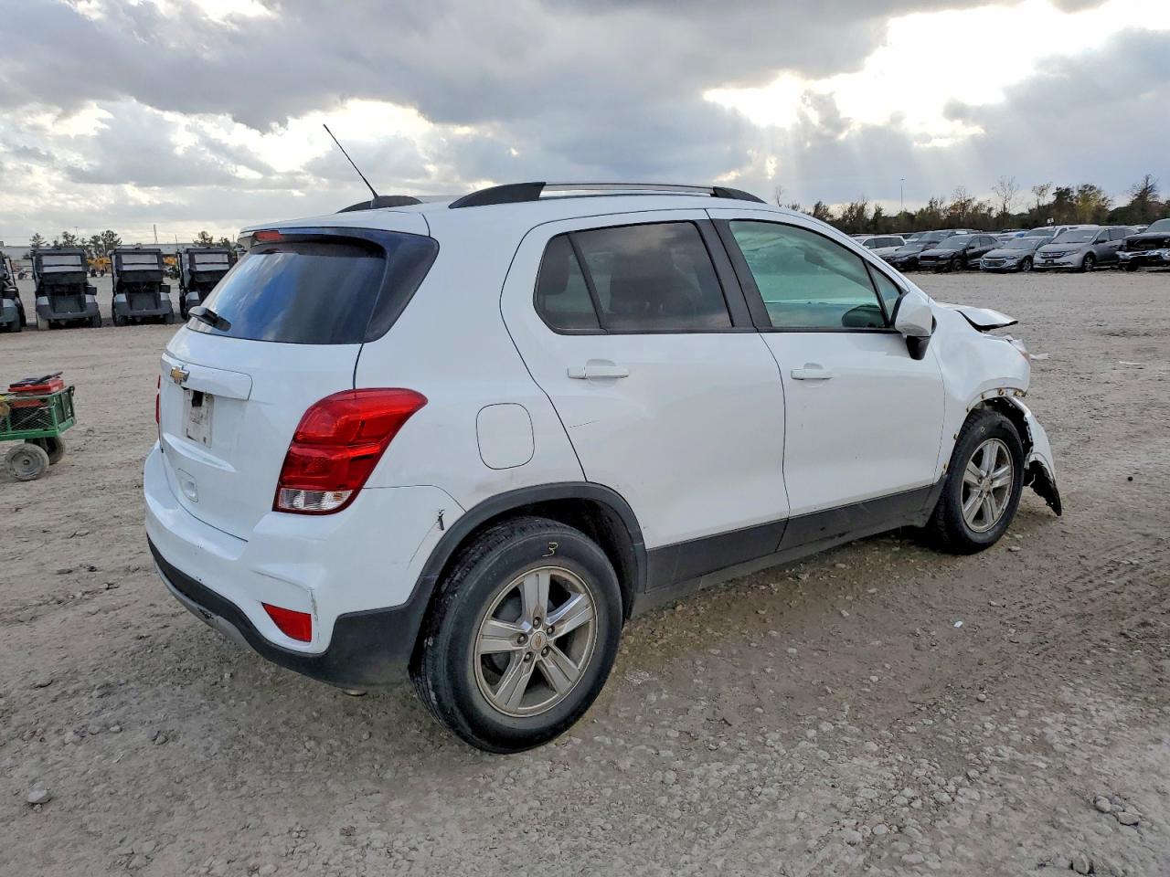 2021 CHEVROLET TRAX 1LT photo 3