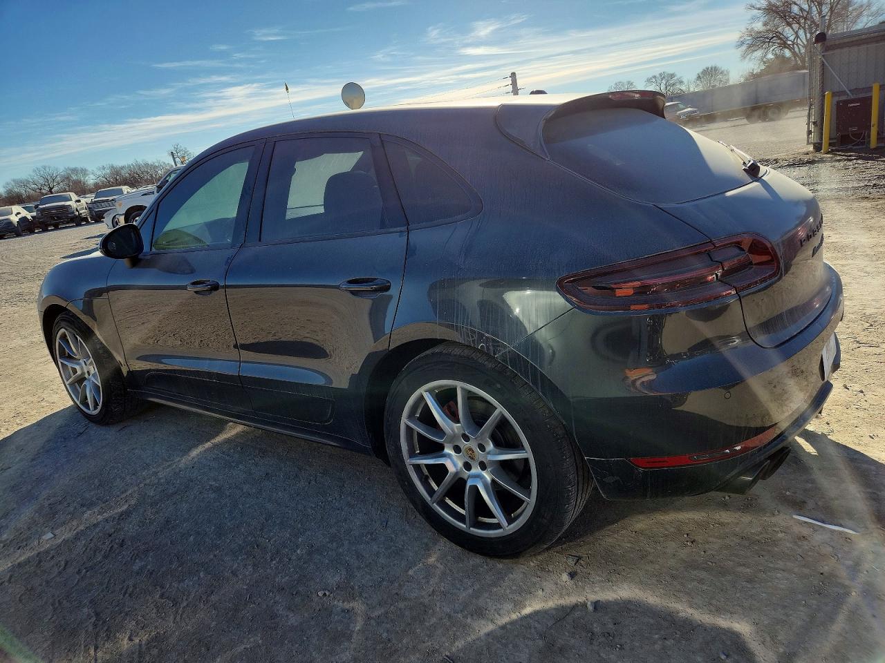 2017 PORSCHE MACAN photo 2