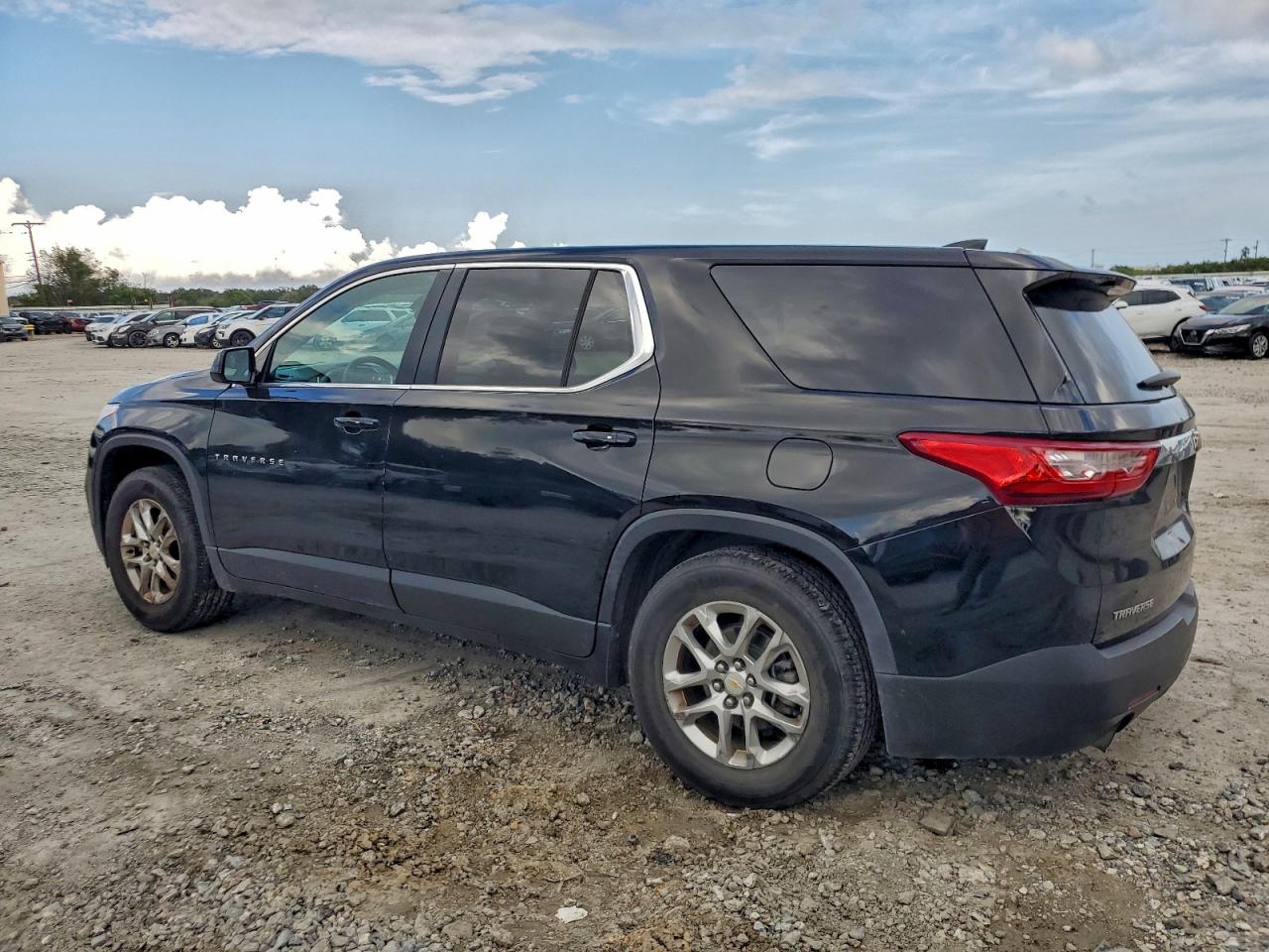 2019 CHEVROLET TRAVERSE LS photo 2