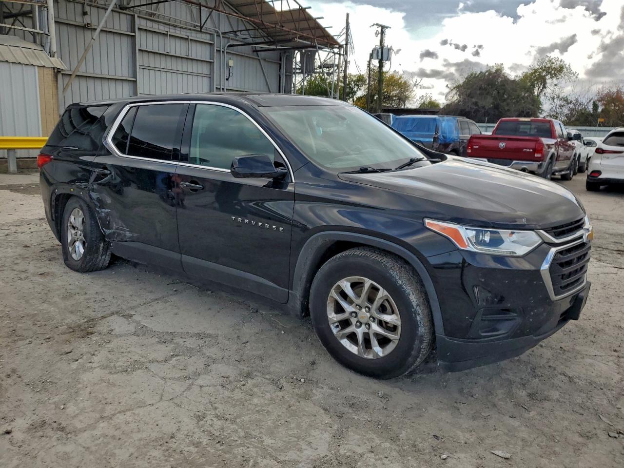 2019 CHEVROLET TRAVERSE LS photo 4