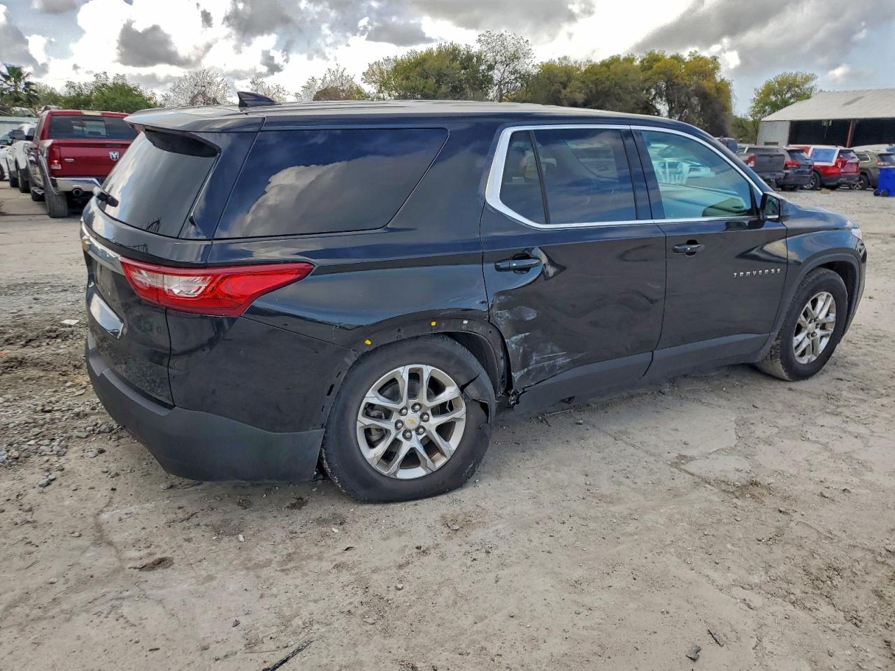 2019 CHEVROLET TRAVERSE LS photo 3