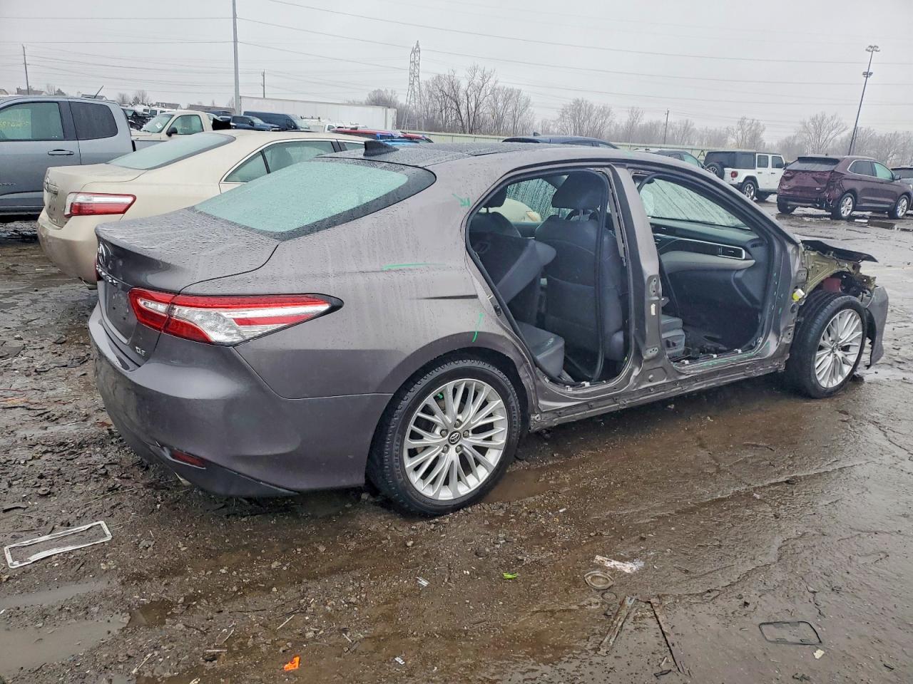2018 TOYOTA CAMRY XSE photo 3