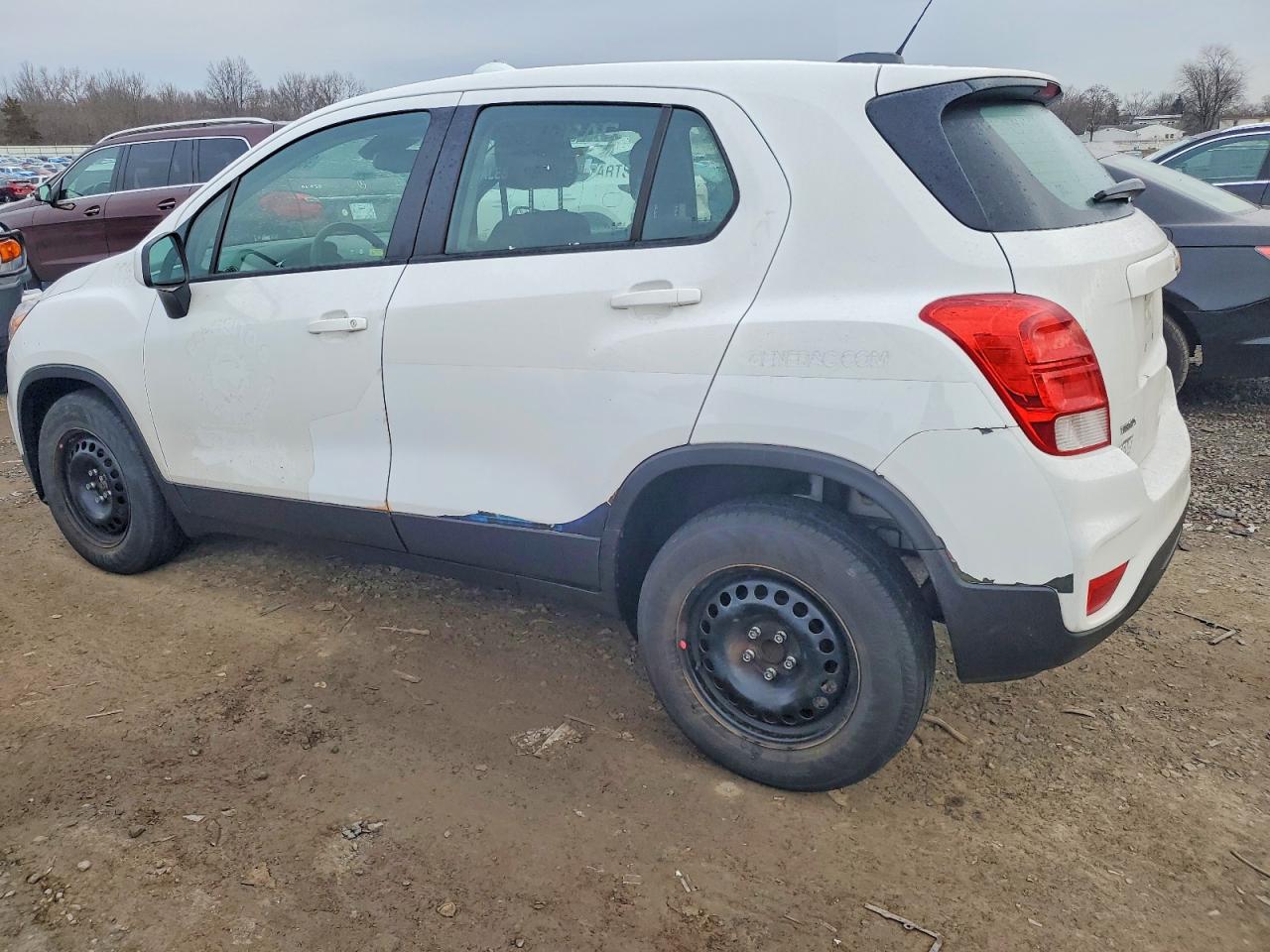 2018 CHEVROLET TRAX LS photo 2