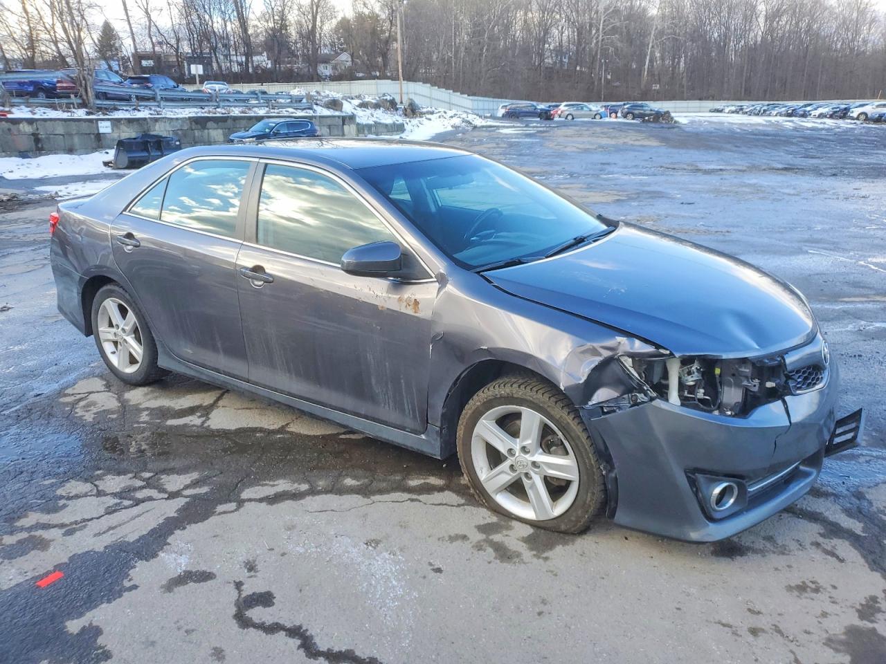 2014 TOYOTA CAMRY L photo 4