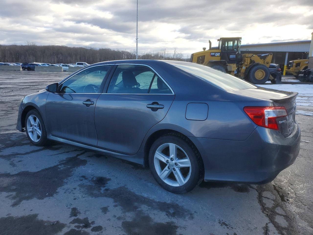 2014 TOYOTA CAMRY L photo 2