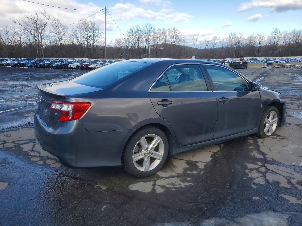 2014 TOYOTA CAMRY L photo 3
