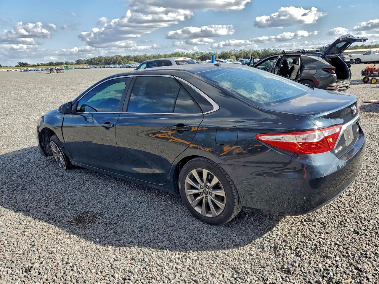 2016 TOYOTA CAMRY LE photo 2
