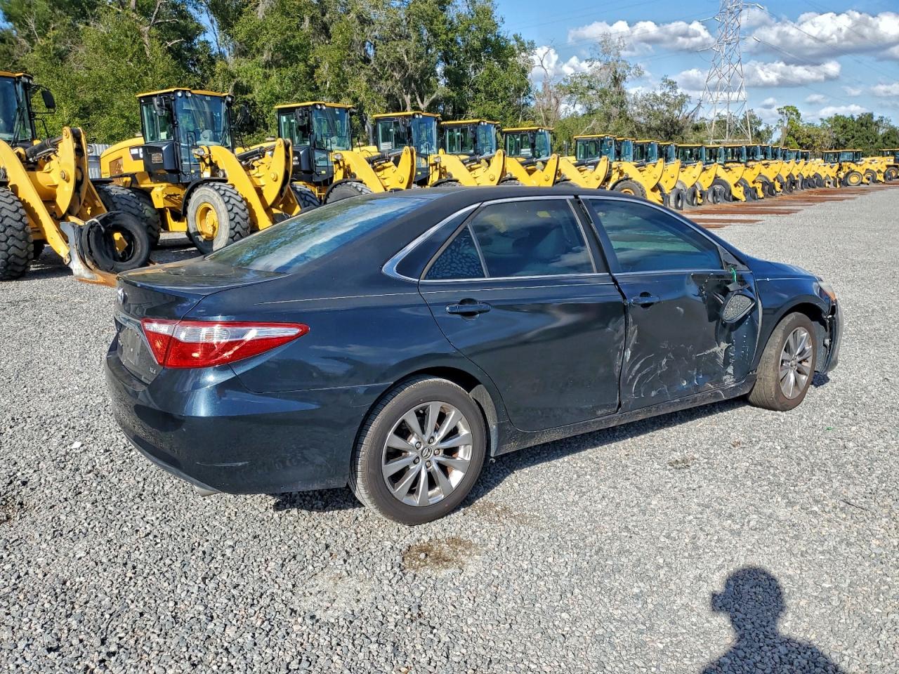 2016 TOYOTA CAMRY LE photo 3