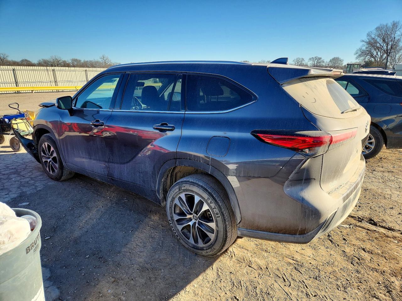 2021 TOYOTA HIGHLANDER XLE photo 2