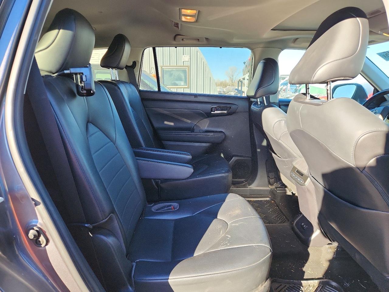 2021 TOYOTA HIGHLANDER XLE photo 11