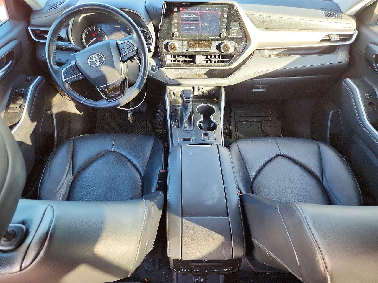 2021 TOYOTA HIGHLANDER XLE photo 8