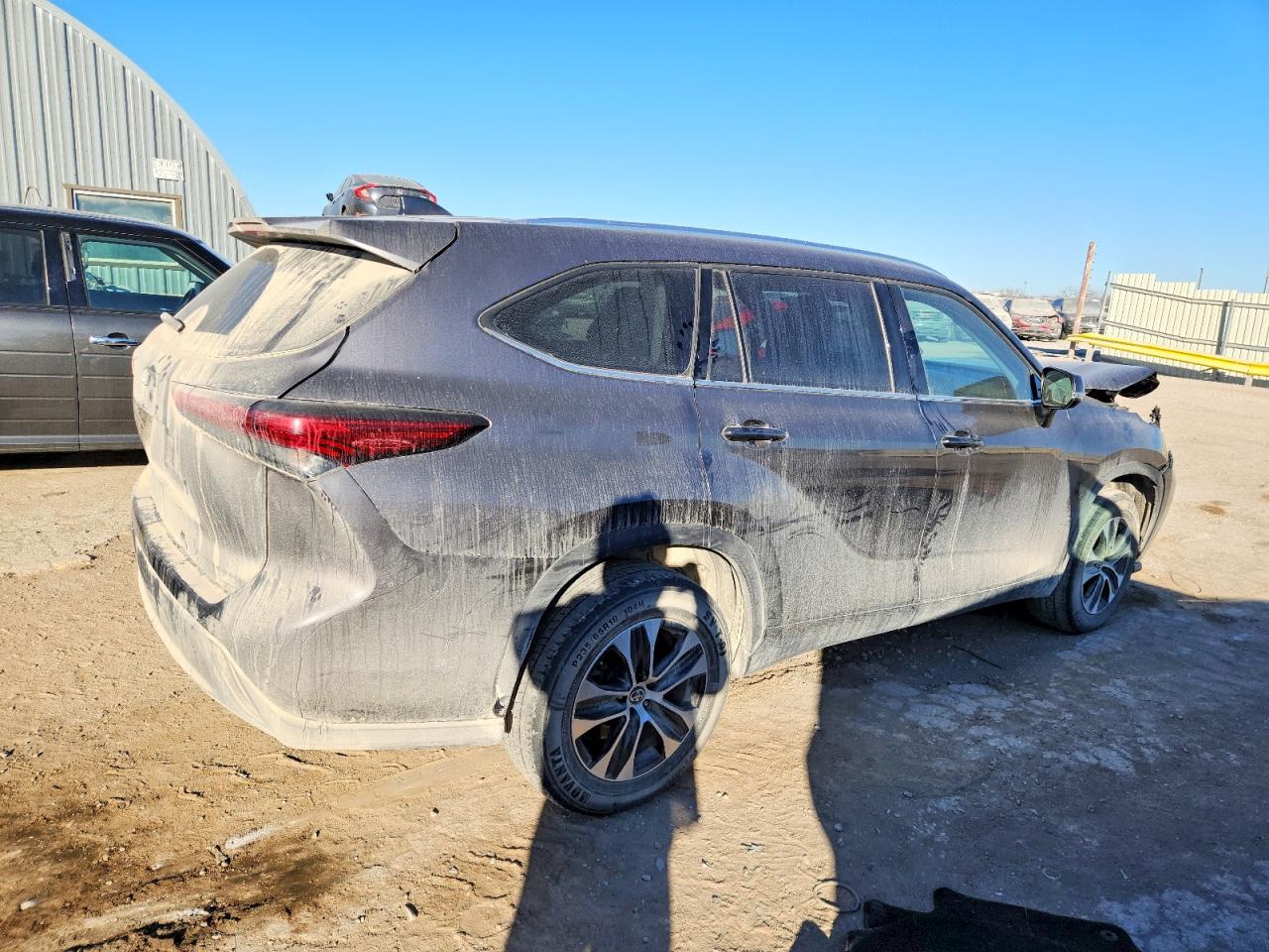 2021 TOYOTA HIGHLANDER XLE photo 3