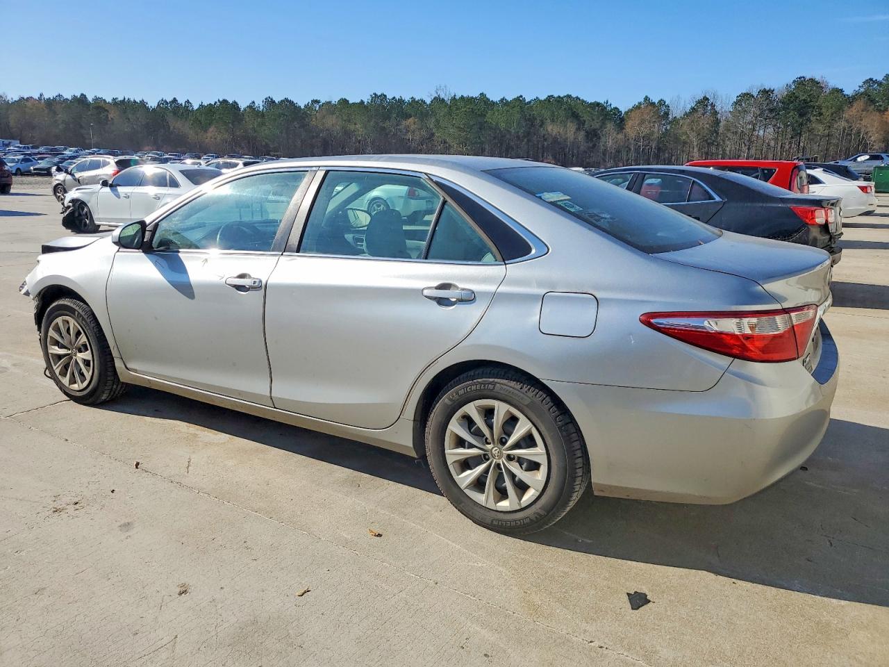 2015 TOYOTA CAMRY LE photo 2