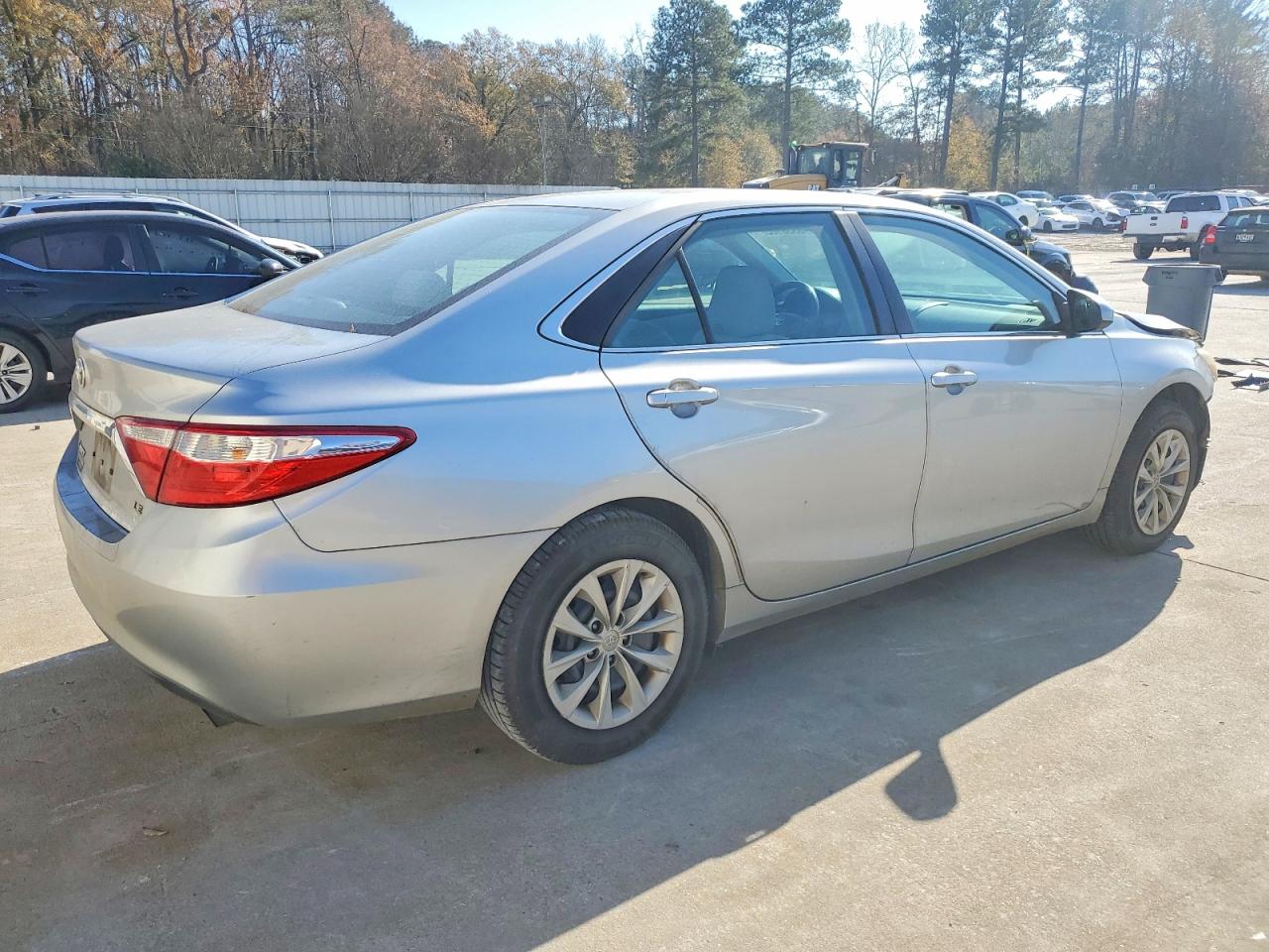 2015 TOYOTA CAMRY LE photo 3