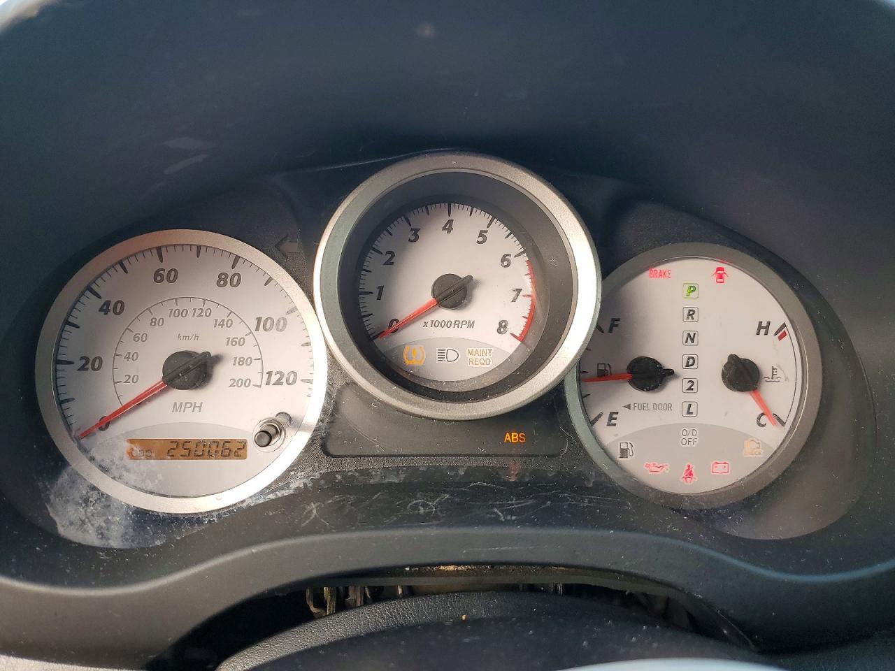 2004 TOYOTA RAV4 photo 9