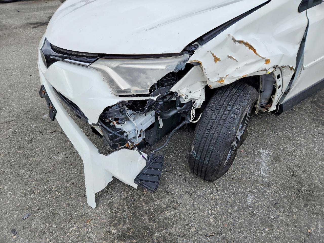 2017 TOYOTA RAV4 LE photo 9