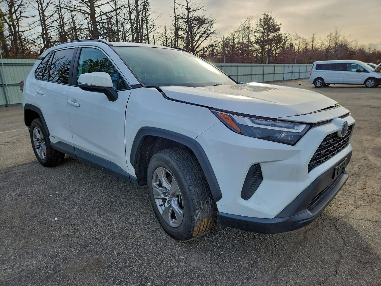 2022 TOYOTA RAV4 XLE photo 4
