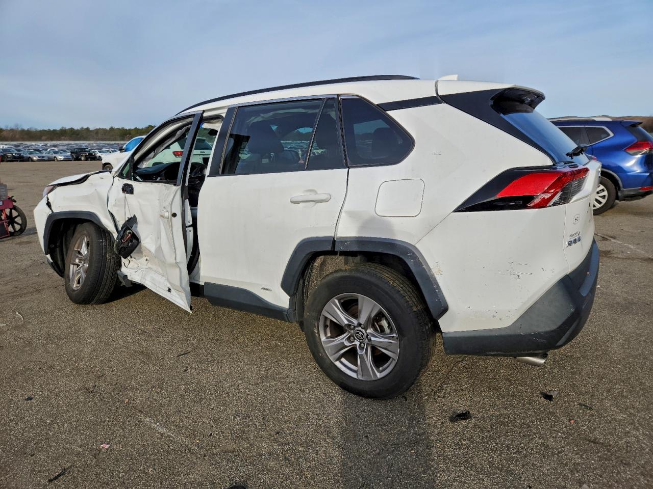 2022 TOYOTA RAV4 XLE photo 2