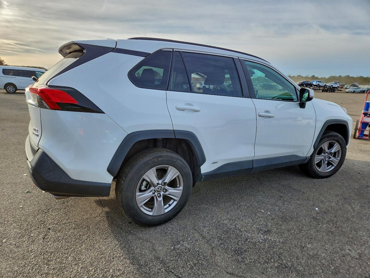 2022 TOYOTA RAV4 XLE photo 3