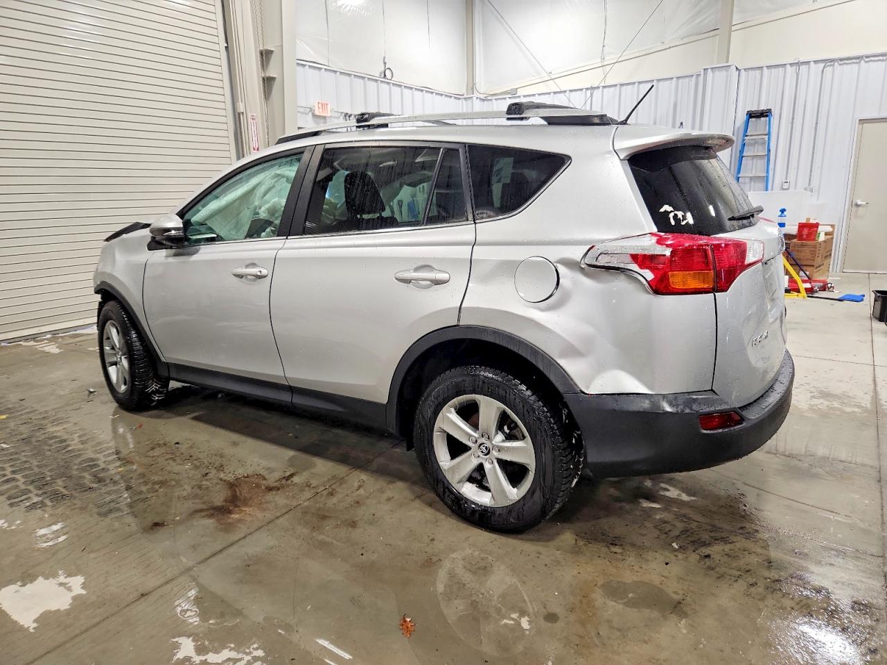 2015 TOYOTA RAV4 XLE photo 2