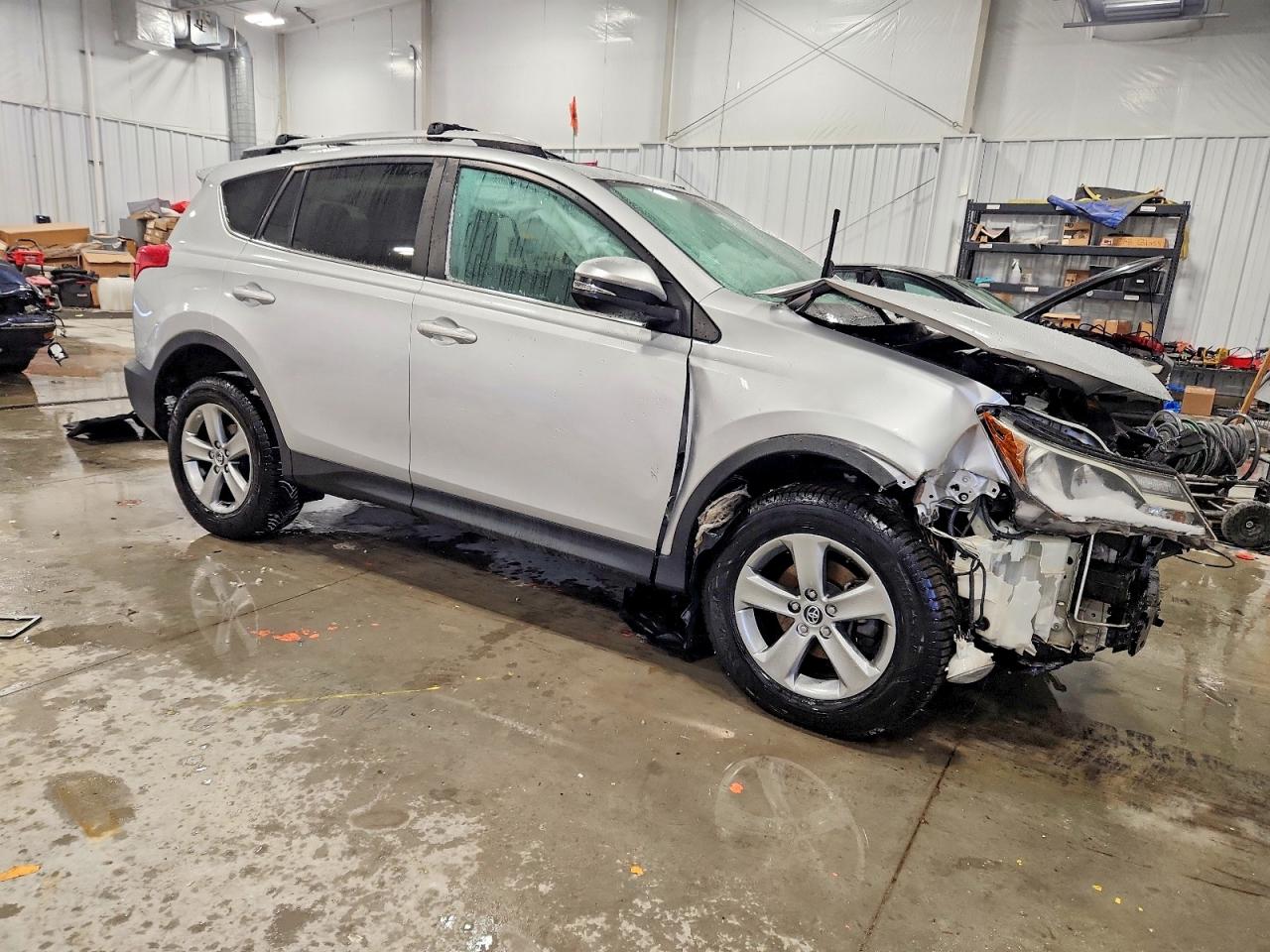 2015 TOYOTA RAV4 XLE photo 4