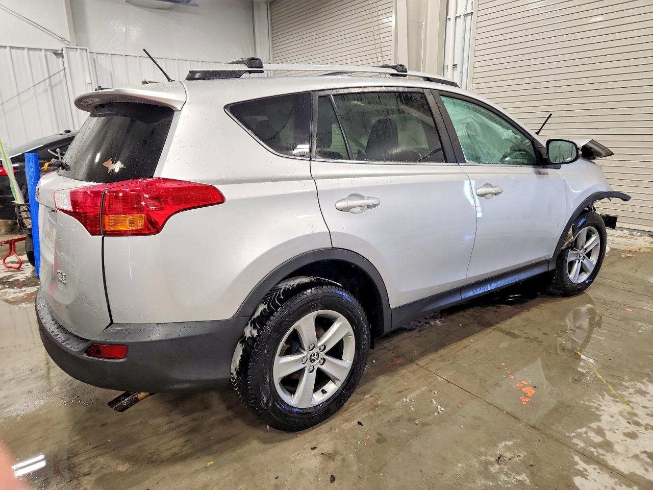 2015 TOYOTA RAV4 XLE photo 3