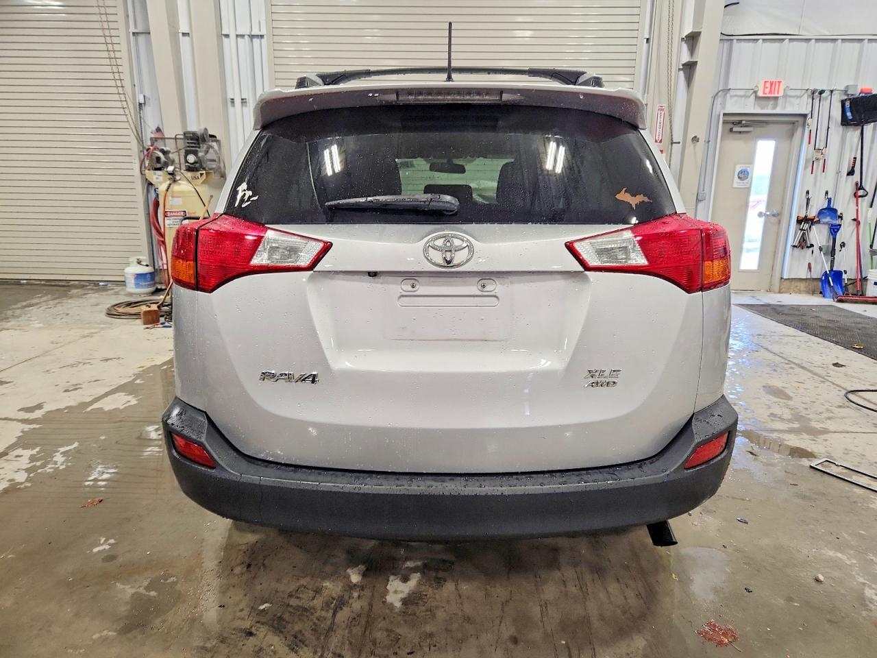 2015 TOYOTA RAV4 XLE photo 6