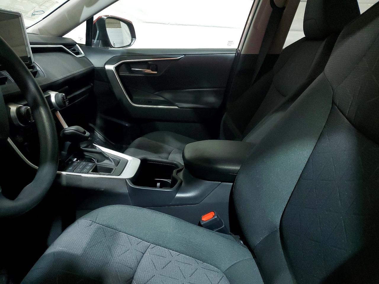 2025 TOYOTA RAV4 XLE photo 7
