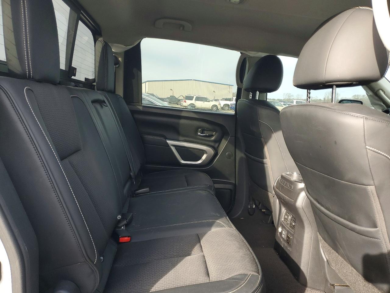 2019 NISSAN TITAN XD SL photo 10