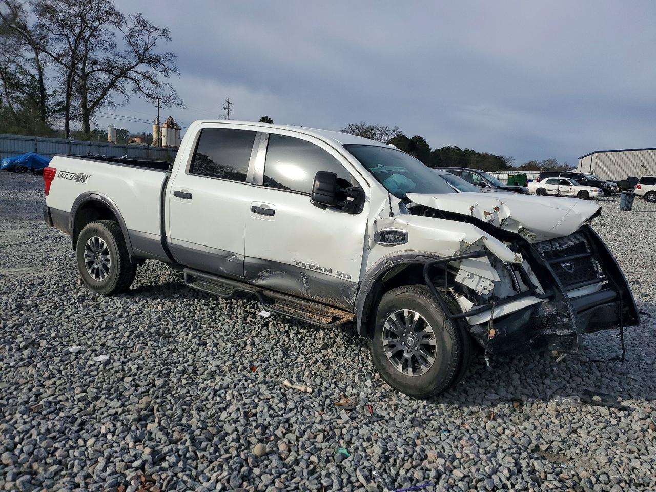 2019 NISSAN TITAN XD SL photo 4