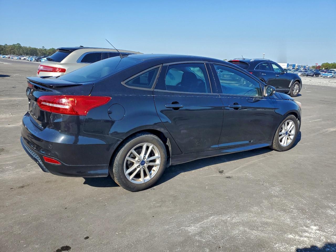 2015 FORD FOCUS SE photo 3