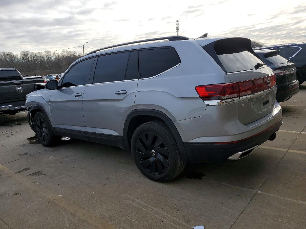 2024 VOLKSWAGEN ATLAS SE photo 2