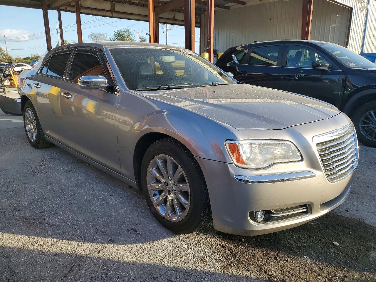 2013 CHRYSLER 300C photo 4