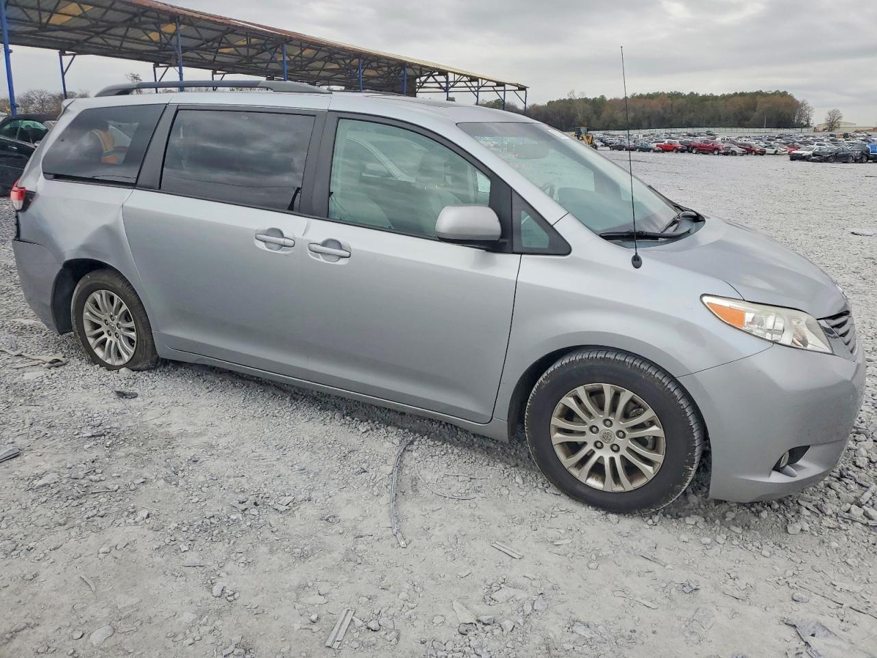 2014 TOYOTA SIENNA XLE photo 4