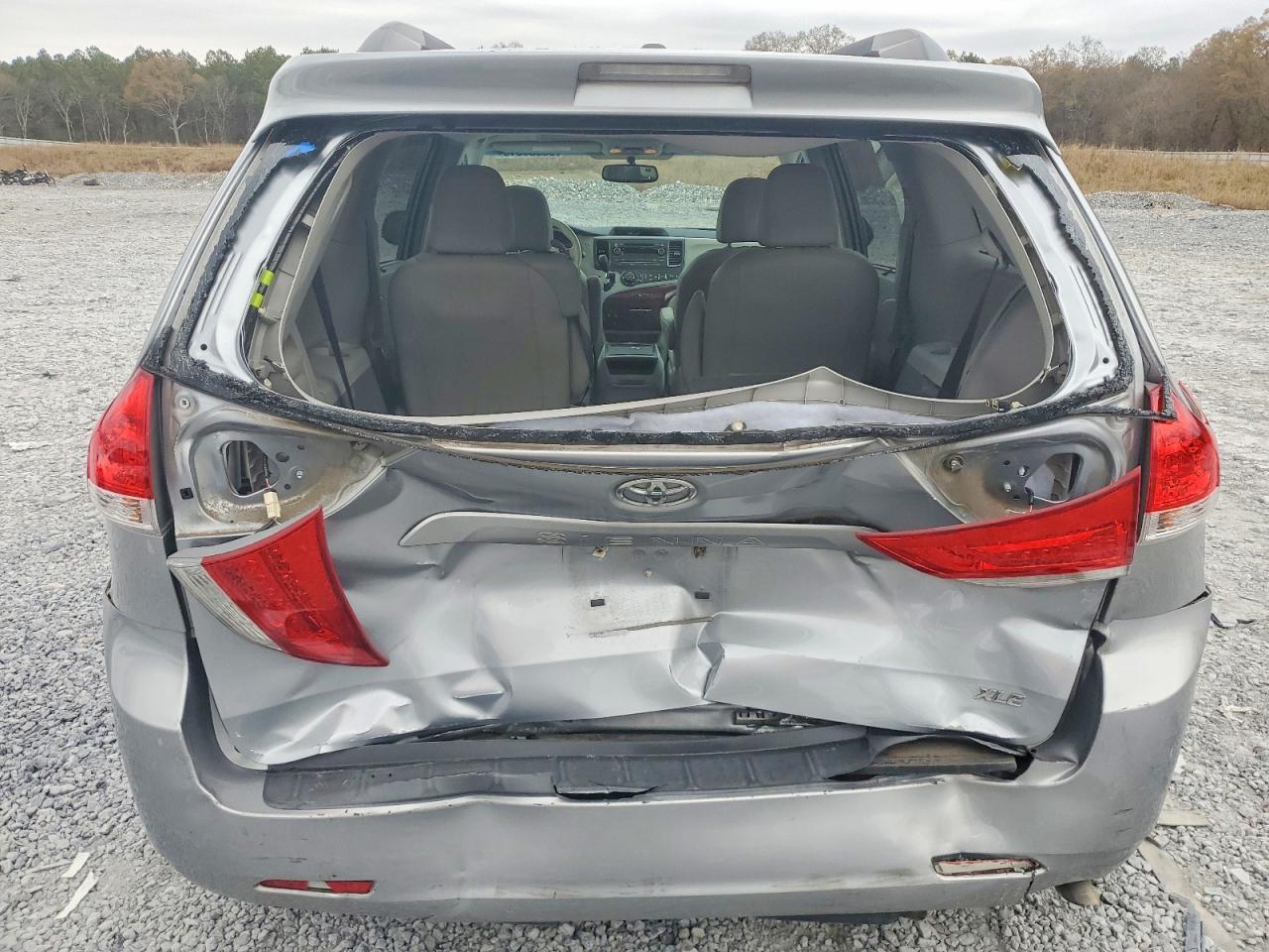 2014 TOYOTA SIENNA XLE photo 6