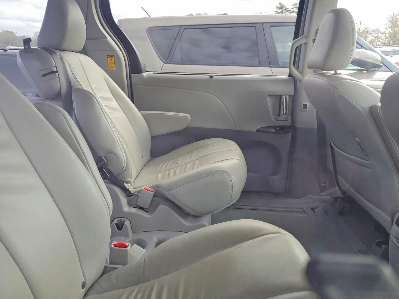 2014 TOYOTA SIENNA XLE photo 10