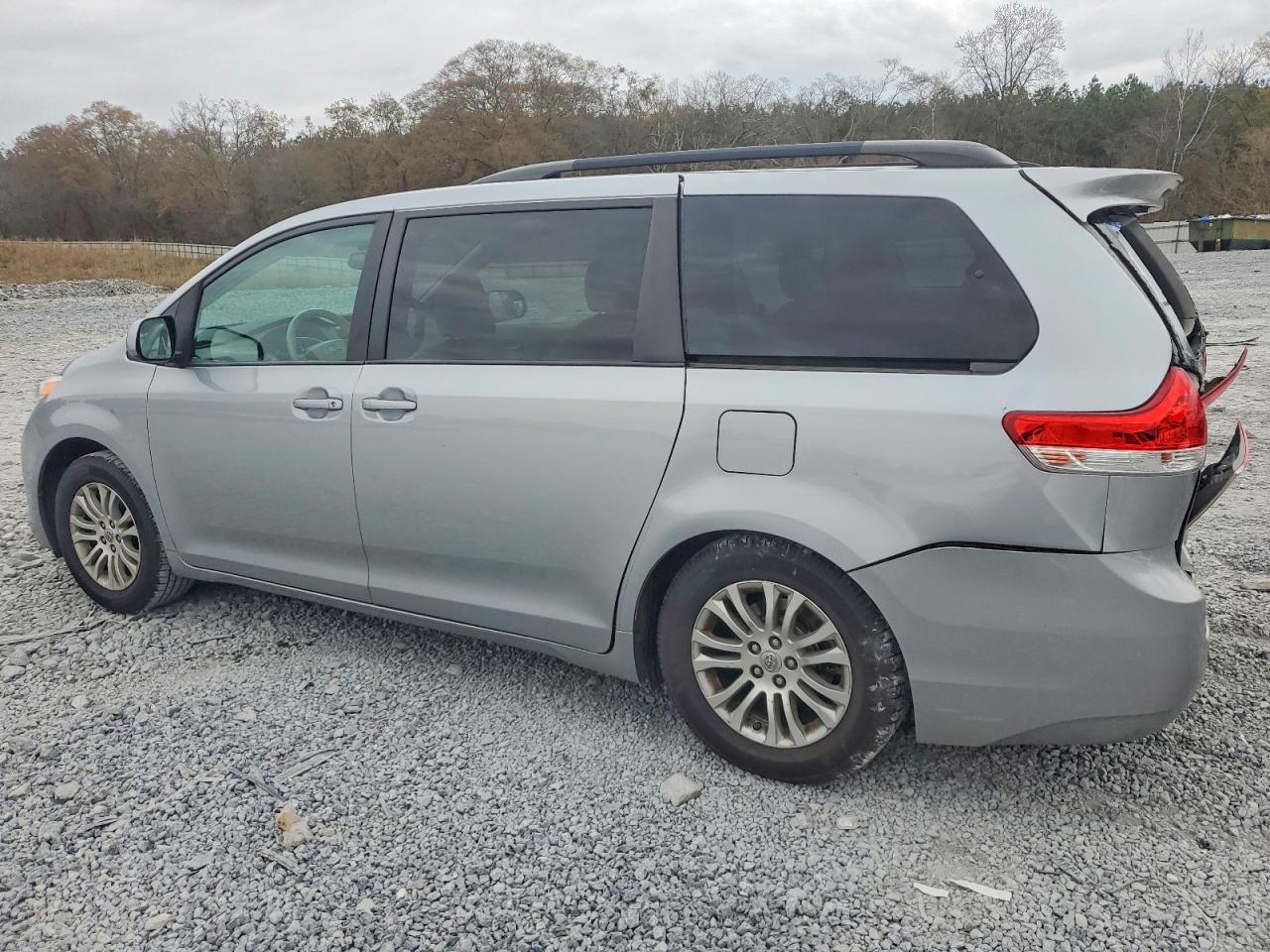 2014 TOYOTA SIENNA XLE photo 2